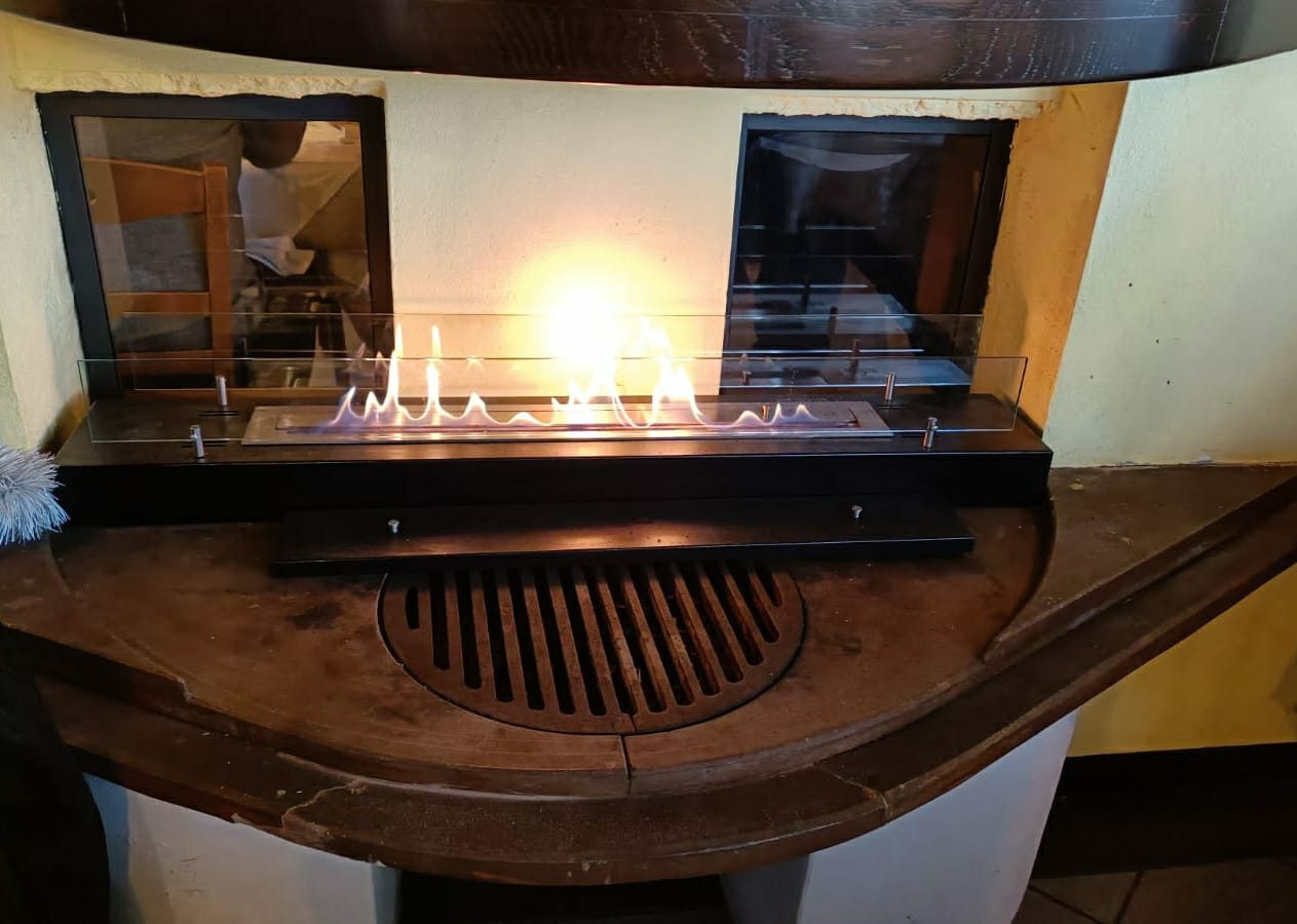 Camino acceso nella sala della trattoria tradizionale a Castelnuovo Rangone, Modena