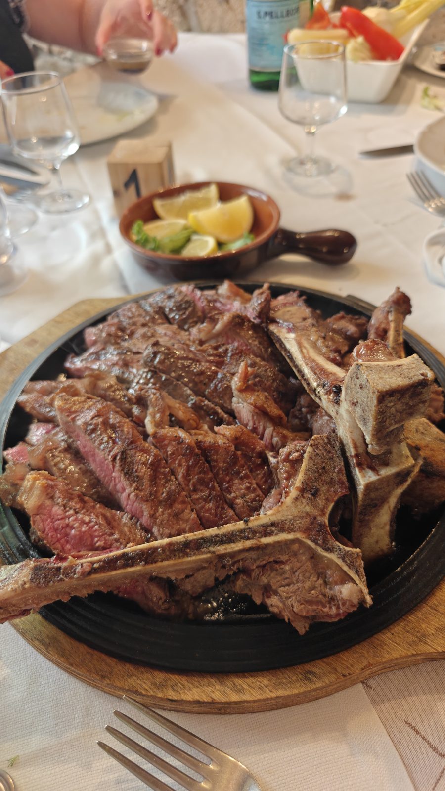 Carne alla brace tagliata cotta su griglia a carbone, trattoria a Castelnuovo Rangone