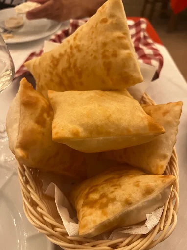 Gnocco fritto servito caldo in cestino, antipasto della cucina tradizionale modenese