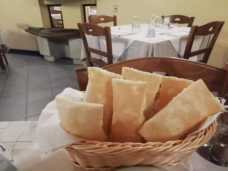 Cestino di gnocco fritto caldo appena preparato, ristorante tipico a Modena