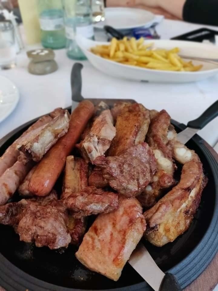 Grigliata mista di carne alla brace con salsiccia, trattoria a Modena