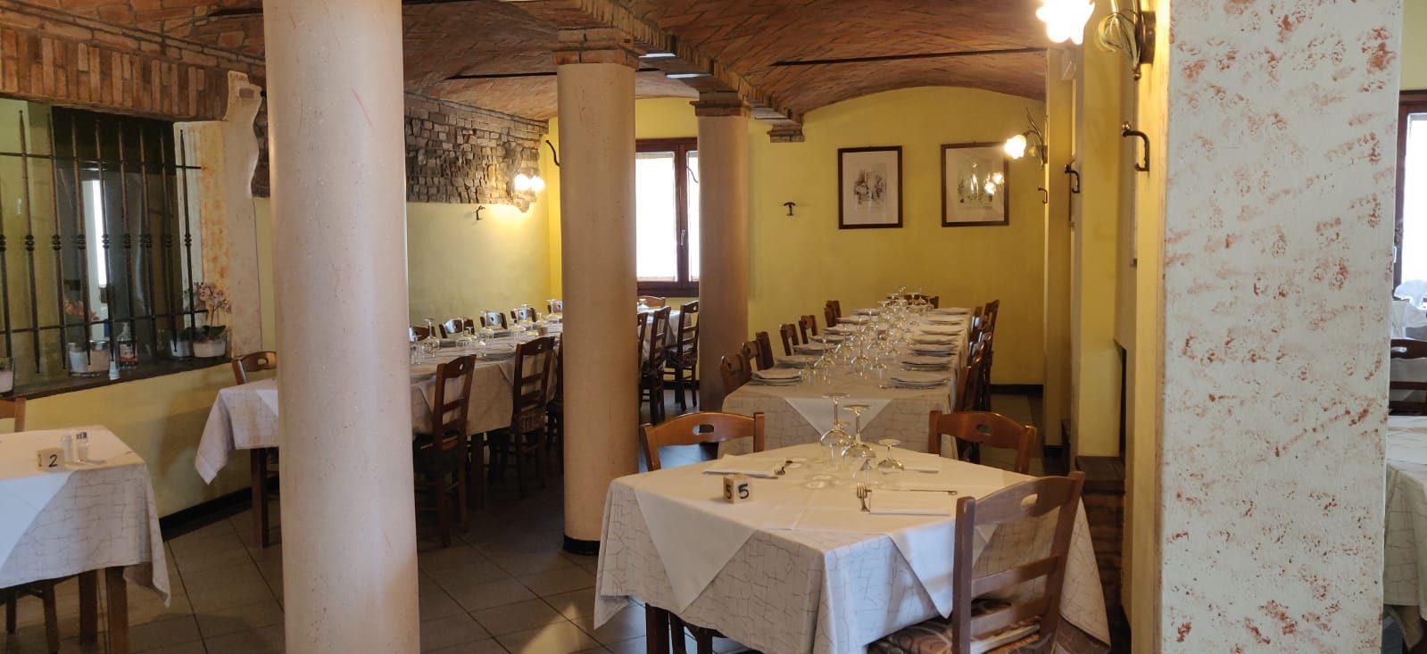 Sala con volte in mattoni e colonne della trattoria tipica a Castelnuovo Rangone, provincia di Modena