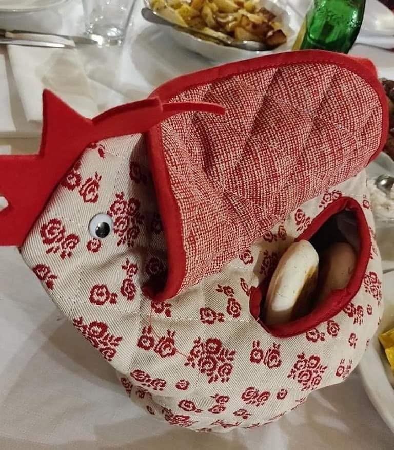 Tigelle emiliane calde appena sfornate, gnocco e tigelle della cucina tradizionale modenese