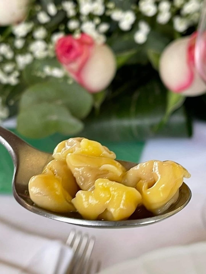 Tortellini modenesi fatti in casa serviti al cucchiaio, trattoria con pasta fresca a Modena