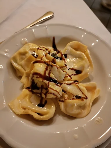 Tortelloni fatti in casa con crema e riduzione di aceto balsamico, pasta fresca modenese