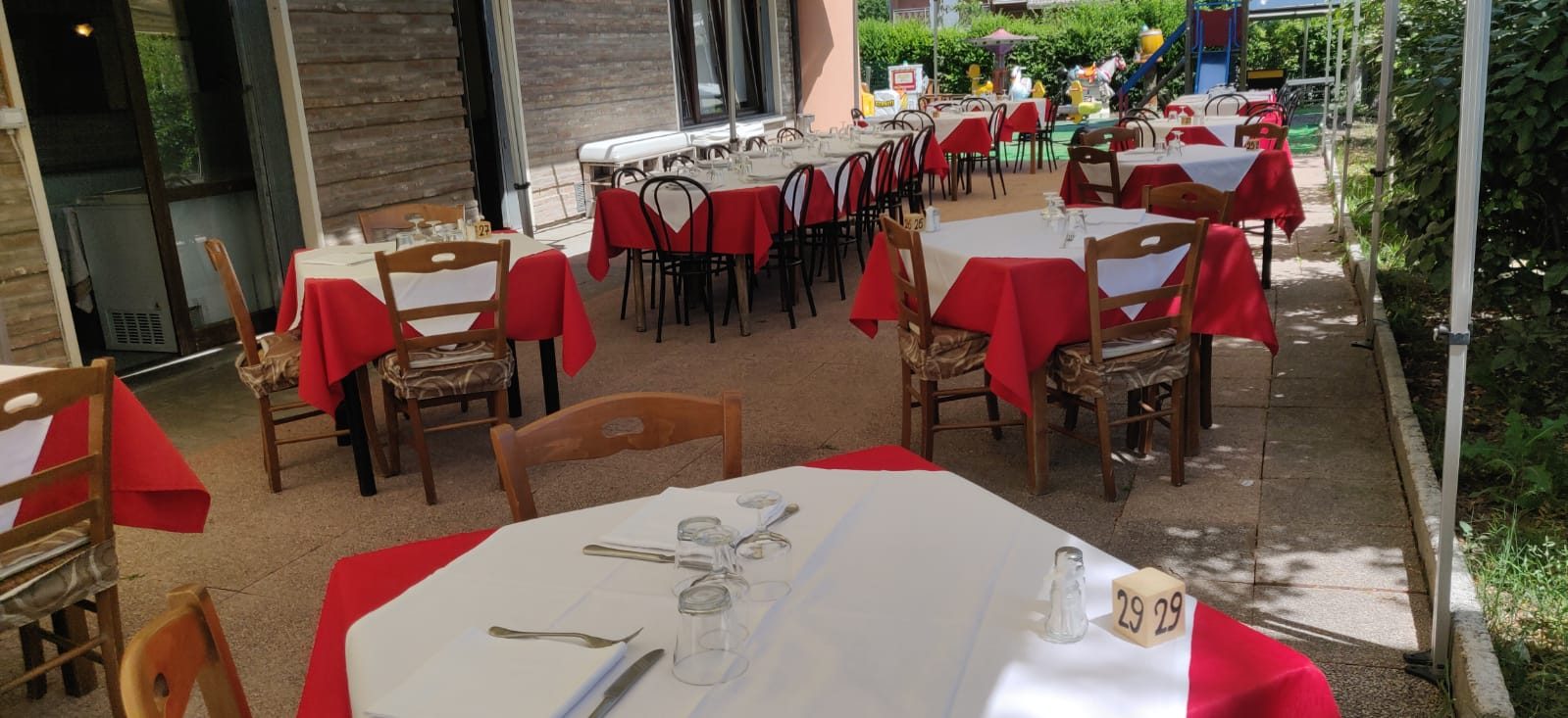 Veranda estiva con tavoli all'aperto, ristorante con spazio estivo a Castelnuovo Rangone vicino a Maranello